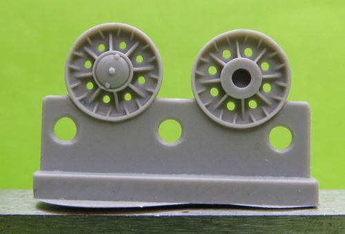 KV wheels - cast with ribs & 8 circular apertures - early 43